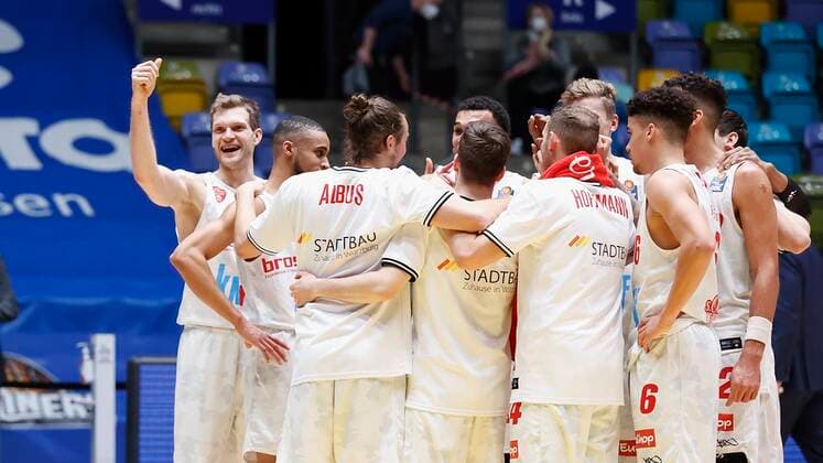 Germany, Frankfurt am Main, Fraport Arena, 17 01 2021, emspor, emonline, despor, deonline, FRAPORT SKYLINERS s Oliver Wuerzburg, Basketball, BBL Bild The Wuerzburg team is happy about the victory Copyright: HMBxMedia xHeikoxBecker
