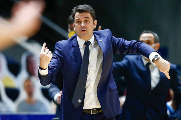 17 01 2021, xtgx, basketball, easyCredit BBL, Basketball Loewen Braunschweig ALBA Berlin emspor, v l Israel Gonzalez Berlin, coach gestures, gives instructions Braunschweig