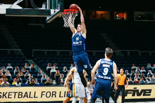 17 01 2021, xtgx, basketball, easyCredit BBL, basketball loewen Braunschweig ALBA Berlin emspor, v l Ben Lammers Berlin, 50 throws a basket Braunschweig