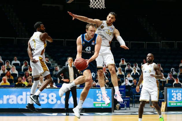 17 01 2021, xtgx, basketball, easyCredit BBL, Basketball Loewen Braunschweig ALBA Berlin emspor, v l Luke Sikma Berlin, 43 , Gavin Schilling Braunschweig, 34 Zweikampf Braunschweig.
