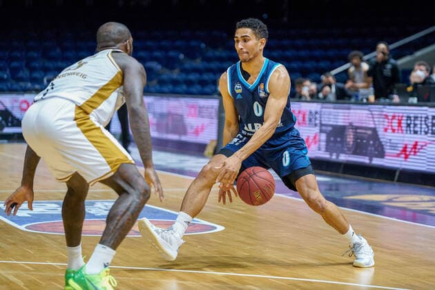 Maodo Lo Nr 0 Alba Berlin vs Bryon Allen Nr 5 Basketball Loewen Braunschweig Basketball Loewen Braunschweig Alba Berlin Basketball Loewen Braunschweig Alba Berlin, Basketball, BBL, season 2020 2021, 17 01 2021 Braunschweig. Copyright: xEibner-Pressefotox EP_DRT