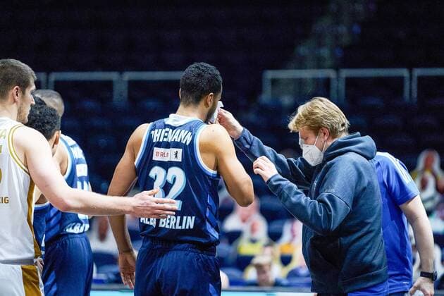 Johannes Thiemann No 32 Alba Berlin is taken off the field Basketball Loewen Braunschweig Alba Berlin Basketball Loewen Braunschweig Alba Berlin, basketball, BBL, season 2020 2021, 17 01 2021 Braunschweig. Copyright: xEibner-Pressefotox EP_DRT