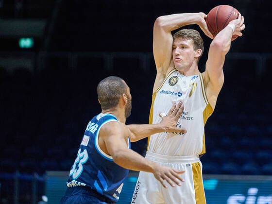 Lukas Meisner No 7 Basketball Loewen Braunschweig vs Jayson Granger No 33 Alba Berlin Basketball Loewen Braunschweig Alba Berlin Basketball Loewen Braunschweig Alba Berlin, Basketball, BBL, season 2020 2021, 17 01 2021 Braunschweig. Copyright: xEibner-Pressefotox EP_DRT