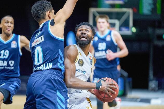 Bazoumana Kone Nr 1 Basketball Loewen Braunschweig vs Maodo Lo Nr 0 Alba Berlin Basketball Loewen Braunschweig Alba Berlin Basketball Loewen Braunschweig Alba Berlin, Basketball, BBL, season 2020 2021, 17 01 2021 Braunschweig. Copyright: xEibner-Pressefotox EP_DRT