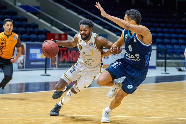 Bazoumana Kone Nr 1 Basketball Loewen Braunschweig vs Maodo Lo Nr 0 Alba Berlin Basketball Loewen Braunschweig Alba Berlin Basketball Loewen Braunschweig Alba Berlin, Basketball, BBL, season 2020 2021, 17 01 2021 Braunschweig. Copyright: xEibner-Pressefotox EP_DRT