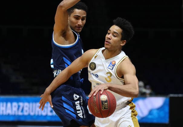Löwen Braunschweig vs Berlin, BBL Braunschweig, 17 01 2021, BASKETBALL easyCredit BBL Basketball Bundesliga, Löwen Braunschweig vs Alba Berlin, season 2020 21 Maodo Lo Alba Berlin , Garai Zeeb Löwen Braunschweig Braunschweig