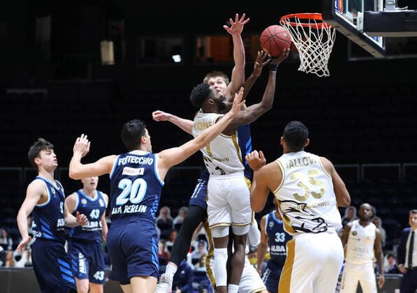 Löwen Braunschweig vs Berlin, BBL Braunschweig, 17 01 2021, BASKETBALL easyCredit BBL Basketball Bundesliga, Löwen Braunschweig vs Alba Berlin, season 2020 21 Bazoumana KonÃ Löwen Braunschweig , Simone Fontecchio Alba Berlin , Karim Jallow Löwen Braunschweig Braunschweig