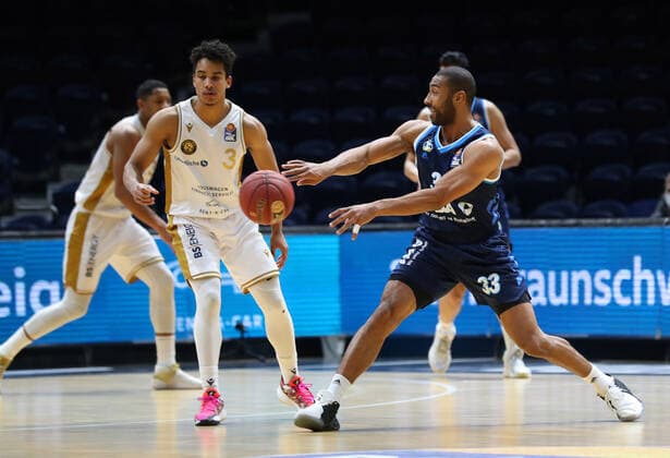 Löwen Braunschweig vs Berlin, BBL Braunschweig, 17 01 2021, BASKETBALL easyCredit BBL Basketball Bundesliga, Löwen Braunschweig vs Alba Berlin, season 2020 21 Garai Zeeb Löwen Braunschweig , Jayson Granger Alba Berlin Braunschweig