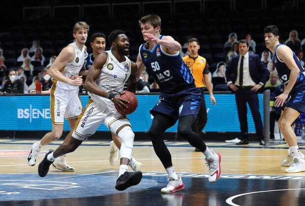 Löwen Braunschweig vs Berlin, BBL Braunschweig, 17 01 2021, BASKETBALL easyCredit BBL Basketball Bundesliga, Löwen Braunschweig vs Alba Berlin, season 2020 21 Bazoumana KonÃ Löwen Braunschweig , Ben Lammers Alba Berlin Braunschweig
