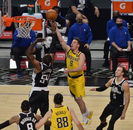 Basketball, NBA, Los Angeles Clippers - Indiana Pacers Indiana Pacers point guard T.J. McConnell scores over Los Angeles Clippers forward Patrick Patterson during the fourth quarter at Staples Center in Los Angeles on Sunday, January 17, 2021. The Clippers defeated the short-handed Pacers 129-96.  LAP2021011706 JIMxRUYMEN