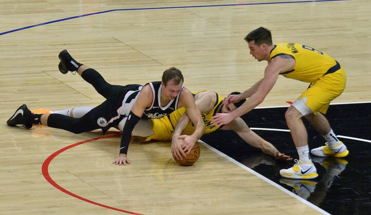 Basketball, NBA, Los Angeles Clippers - Indiana Pacers A jump ball is called as Indiana Pacers center Goga Bitadze (88) and Los Angeles Clippers guard Luke Kennard fight for control of the ball during the fourth quarter at Staples Center in Los Angeles on Sunday, January 17, 2021. The Clippers defeated the short-handed Pacers 129-96.  LAP2021011704 JIMxRUYMEN