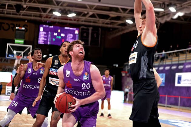 GSD zje123 Basketball Bundesliga Season 2020 21 BG Göttingen Ratiopharm Ulm Göttingens Will Rayman on the ball against Ulms Patrick Heckmann right and Isaiah Wilkins.