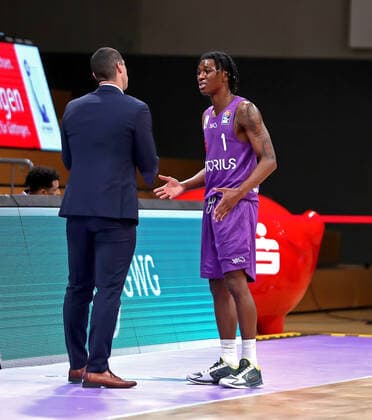 GSD zje123 Basketball Bundesliga Season 2020 21 BG Göttingen Ratiopharm Ulm Göttingens Deishuan Booker, right, with coach Roel Moors.