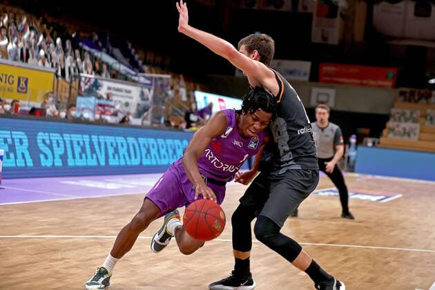 GSD zje123 Basketball Bundesliga Season 2020 21 BG Göttingen Ratiopharm Ulm Göttingens Deishuan Booker on the ball against Ulms Christoph Philipps.
