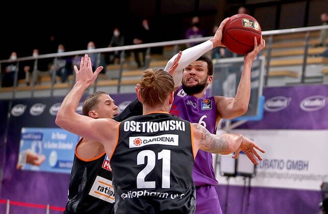 GSD zje123 Basketball Bundesliga Season 2020 21 BG Göttingen Ratiopharm Ulm Göttingens Luke Nelson on the ball against Ulms Dylan Osetkowski.