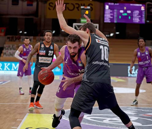 GSD zje123 Basketball Bundesliga Season 2020 21 BG Göttingen Ratiopharm Ulm Göttingens Harper Kamp on the ball against Ulms Christoph Philipps.