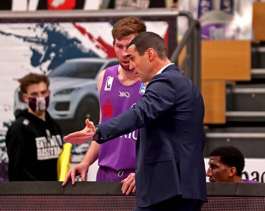 GSD zje123 Basketball Bundesliga Season 2020 21 BG Göttingen Ratiopharm Ulm Göttingens Will Rayman, left, with coach Roel Moors.