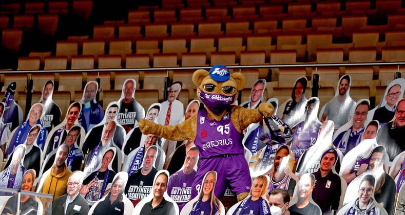 GSD zje123 Basketball Bundesliga season 2020 21 BG Göttingen Ratiopharm Ulm ghost games Göttingens mascot Zuffi as a ghost between cardboard spectators