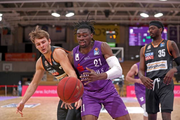 GSD zje123 Basketball Bundesliga Season 2020 21 BG Göttingen Ratiopharm Ulm Göttingens Tai Odiase on the ball against Ulms Patrick Heckmann.