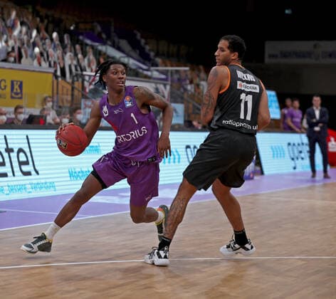 GSD zje123 Basketball Bundesliga Season 2020 21 BG Göttingen Ratiopharm Ulm Göttingens Deishuan Booker on the ball against Ulms Isaiah Wilkins.
