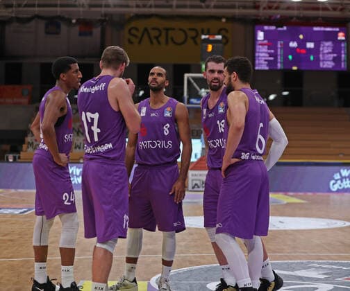 GSD zje123 Basketball Bundesliga Season 2020 21 BG Göttingen Ratiopharm Ulm Göttingens players circle after the defeat.