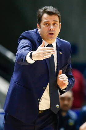 17 01 2021, xtgx, basketball, easyCredit BBL, Basketball Loewen Braunschweig ALBA Berlin emspor, v l Israel Gonzalez Berlin, coach gestures, gives instructions Braunschweig