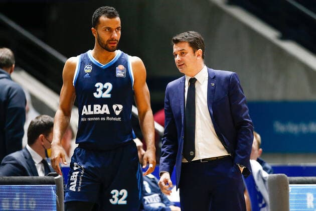 17 01 2021, xtgx, basketball, easyCredit BBL, Basketball Loewen Braunschweig ALBA Berlin emspor, v l Johannes Thiemann Berlin, 32 , Israel Gonzalez Berlin, coach Braunschweig.