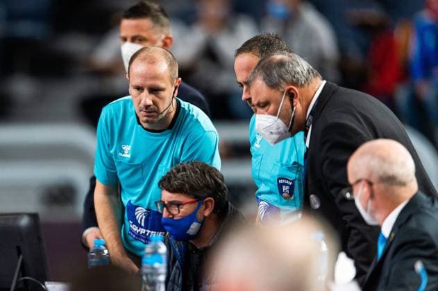 210118 Referees Matija Gubica and Boris Milosevic during a video review in the 2021 IHF World Handball Championship match between North Macedonia and Chile on January 18, 2021 in Cairo Photo Mathias Bergeld BILDBYRAN COP 200 MB0093 handball handboll handball north macedonia nordmakedonien chile bbeng vm handball vm handbolls ihf handball world championship world handball championship 2021 world championship 2021 video review,  Copyright: MATHIASxBERGELD BB210118MB002