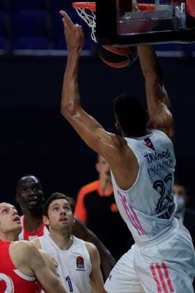 Real Madrid s Walter Tavares (R) in action during their Euroleague basketball match between Real Madrid and Red Star Belgrade held at WiZink Center arena, in Madrid, Spain, 18 January 2021. Real Madrid vs. Red Star Belgrade !ACHTUNG: NUR REDAKTIONELLE NUTZUNG!  Copyright: xFernandoxAlvaradox GRAF3068 20210118-637465942316362284