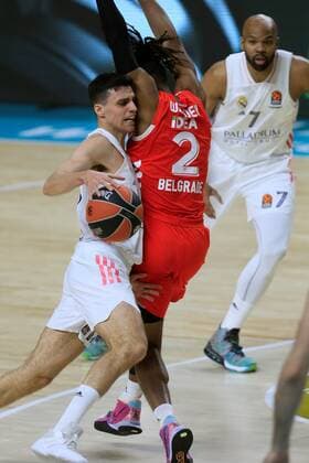 Real Madrid s Carlos Alocen (L) duels for the ball with Red Star s Corey Walden (C) during their Euroleague basketball match between Real Madrid and Red Star Belgrade held at WiZink Center arena, in Madrid, Spain, 18 January 2021. Real Madrid vs. Red Star Belgrade !ACHTUNG: NUR REDAKTIONELLE NUTZUNG!  Copyright: xFernandoxAlvaradox GRAF3080 20210118-637465954176356269