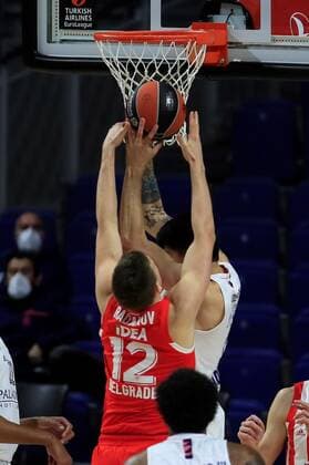 Real Madrid s Gabriel Deck (R) duels for the ball with Red Star s Aleksa Radanov (L) during their Euroleague basketball match between Real Madrid and Red Star Belgrade held at WiZink Center arena, in Madrid, Spain, 18 January 2021. Real Madrid vs. Red Star Belgrade !ACHTUNG: NUR REDAKTIONELLE NUTZUNG!  Copyright: xFernandoxAlvaradox GRAF3117 20210118-637465977431321217