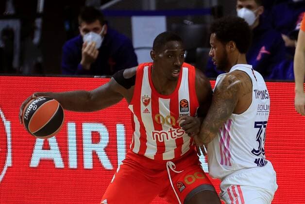 Real Madrid s Trey Thompkins (R) duels for the ball with Red Star s Johnny O Bryant (L) during their Euroleague basketball match between Real Madrid and Red Star Belgrade held at WiZink Center arena, in Madrid, Spain, 18 January 2021. Real Madrid vs. Red Star Belgrade !ACHTUNG: NUR REDAKTIONELLE NUTZUNG!  Copyright: xFernandoxAlvaradox GRAF3120 20210118-637465980162280275