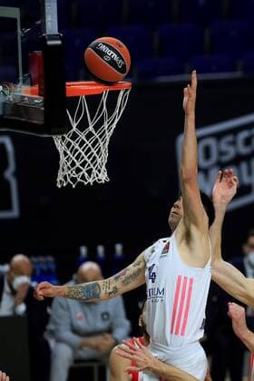 Real Madrid s Gabriel Deck (R) in action during their Euroleague basketball match between Real Madrid and Red Star Belgrade held at WiZink Center arena, in Madrid, Spain, 18 January 2021. Real Madrid vs. Red Star Belgrade !ACHTUNG: NUR REDAKTIONELLE NUTZUNG!  Copyright: xFernandoxAlvaradox GRAF3124 20210118-637465982163386822