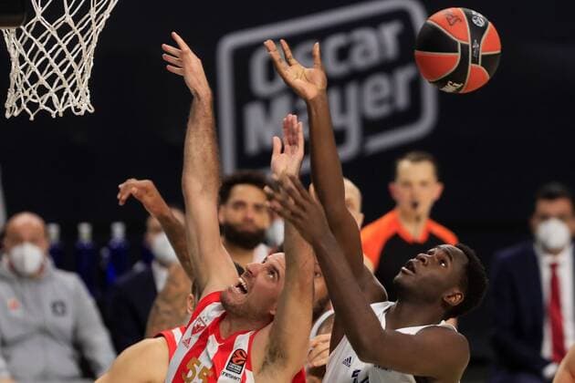 Real Madrid s Usman Garuba (R) duels for the ball with Red Star s Quino Colom (L) during their Euroleague basketball match between Real Madrid and Red Star Belgrade held at WiZink Center arena, in Madrid, Spain, 18 January 2021. Real Madrid vs. Red Star Belgrade !ACHTUNG: NUR REDAKTIONELLE NUTZUNG!  Copyright: xFernandoxAlvaradox GRAF3130 20210118-637465988003894431