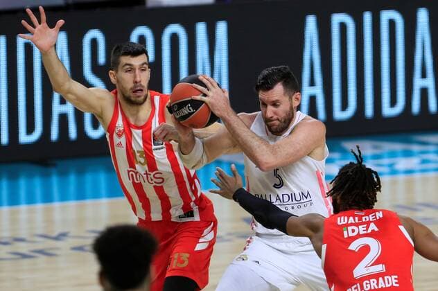 Real Madrid s Rudy Fernandez (C) duels for the ball with Red Star s Ognjen Dobric (L) and Corey Walden (R) during their Euroleague basketball match between Real Madrid and Red Star Belgrade held at WiZink Center arena, in Madrid, Spain, 18 January 2021. Real Madrid vs. Red Star Belgrade !ACHTUNG: NUR REDAKTIONELLE NUTZUNG!  Copyright: xFernandoxAlvaradox GRAF3135 20210118-637465992429033314