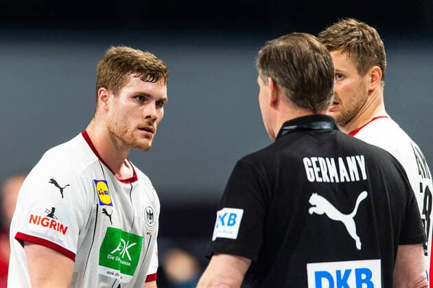 210119 Johannes Golla talks to Alfred Gislason, head coach of Germany during the 2021 IHF World Handball Championship match between Germany and Hungary on January 19, 2021 in Giza Photo Mathias Bergeld BILDBYRAN COP 200 MB0095 handball handboll handball germany germany ungarn hungary bbeng vm handball vm handbolls vm ihf handball world championship world handball championship 2021 world championship 2021,  Copyright: MATHIASxBERGELD BB210119MB015