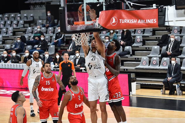 Ismael Bako (asvel) vs Octavius Ellis (olympiakos) BASKETBALL : LDLC ASVEL vs Olympiakos Le Piree - Euroleague - 19 01 2021 FredericChambert Panoramic 
