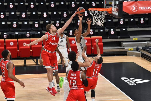 Allerik Freeman (asvel) vs Sasha Venzekov (olympiakos) BASKETBALL : LDLC ASVEL vs Olympiakos Le Piree - Euroleague - 19 01 2021 FredericChambert Panoramic 