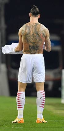 FUSSBALL INTERNATIONAL SERIE A SAISON 2020 2021 18. Spieltag 18.01.2021 Cagliari Calcio - AC Mailand Zlatan Ibrahimovic (AC Mailand) mit nacktem und taetowiertem Oberkoerper *** FOOTBALL INTERNATIONAL SERIES A SEASON 2020 2021 18 Matchday 18 01 2021 Cagliari Calcio AC Milan Zlatan Ibrahimovic AC Milan with naked and tattooed upper body