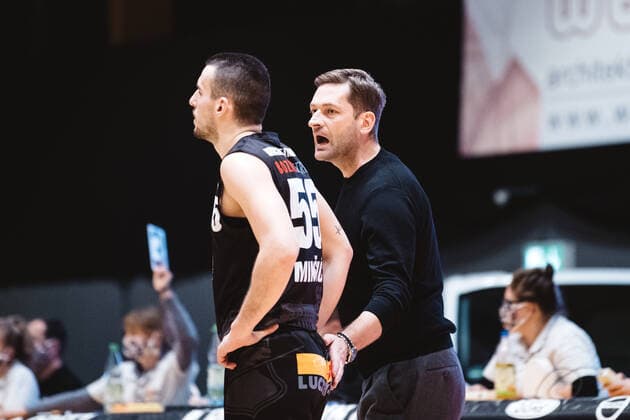 BARMER 2 Basketball Bundesliga ProA Saison 2020 2021 Spieltag 16 am 17 1 2021 Science City Jena vs VfL Kirchheim Knights v re in exchange coach Igor Perovic Kirchheim with player Karlo Miksic Kirchheim Sparkassen Arena Jena