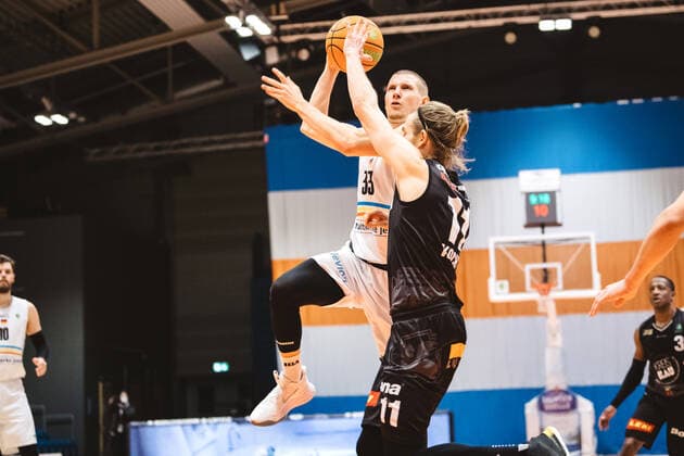 BARMER 2 Basketball Bundesliga ProA Season 2020 2021 Matchday 16 on 17 1 2021 Science City Jena vs VfL Kirchheim Knights Jan Heber Jena at the basket against Tim Koch Kirchheim Sparkassen Arena Jena