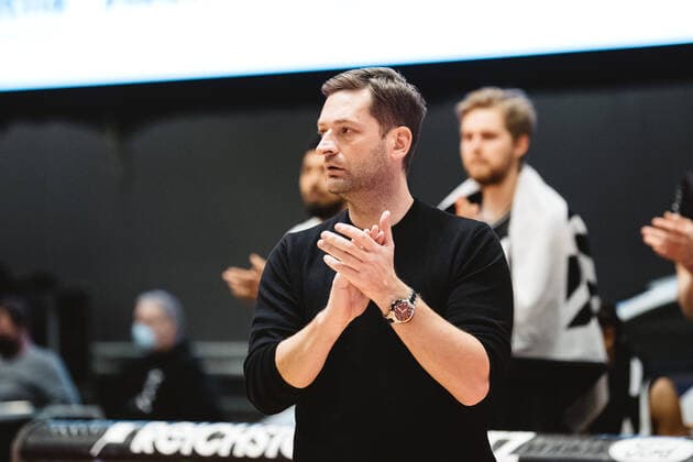 BARMER 2 Basketball Bundesliga ProA Season 2020 2021 Matchday 16 on 17 1 2021 Science City Jena vs VfL Kirchheim Knights coach Igor Perovic Kirchheim applauds on the sidelines, portrait Sparkassen Arena Jena.