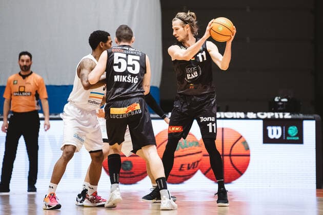 BARMER 2 Basketball Bundesliga ProA Saison 2020 2021 Spieltag 16 am 17 1 2021 Science City Jena vs VfL Kirchheim Knights right Tim Koch Kirchheim on the ball Sparkassen Arena Jena