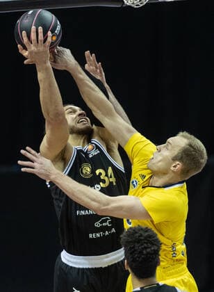 20 01 2021, Berlin, Basketball, MagentaSport BBL Pokal, Preliminary Round, 1 Matchday, Mercedes Benz Arena ALBA Berlin Basketball Loewen Braunschweig Gavin Schilling of Loewen Braunschweig jumps to the basket against ALBAs Luke Sikma r ALBA Berlin Loewen Braunschweig
