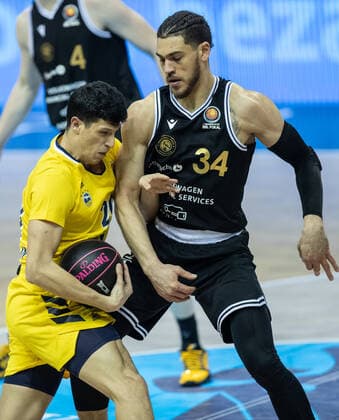 20 01 2021, Berlin, Basketball, MagentaSport BBL Pokal, Preliminary Round, 1 Matchday, Mercedes Benz Arena ALBA Berlin Basketball Loewen Braunschweig ALBAs Simone Fontecchio l fights against Loewen Braunschweigs Gavin Schilling for the ball ALBA Berlin Loewen Braunschweig