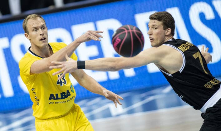 20 01 2021, Berlin, Basketball, MagentaSport BBL Pokal, Preliminary Round, 1 Matchday, Mercedes Benz Arena ALBA Berlin Basketball Loewen Braunschweig ALBAs Luke Sikma l fights Lukas Meisner of Loewen Braunschweig for the ball ALBA Berlin Loewen Braunschweig