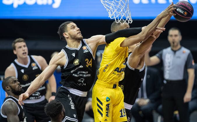 20 01 2021, Berlin, Basketball, MagentaSport BBL Cup, Preliminary Round, 1 Matchday, Mercedes Benz Arena ALBA Berlin Basketball Loewen Braunschweig Gavin Schilling of Loewen Braunschweig fights ALBAs Louis Olinde r for the ball ALBA Berlin Loewen Braunschweig