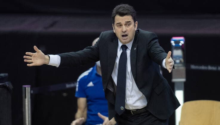 20 01 2021, Berlin, Basketball, MagentaSport BBL Pokal, Preliminary Round, 1 Matchday, Mercedes Benz Arena ALBA Berlin Basketball Loewen Braunschweig ALBAs co-coach Israel Gonzalez is gesticulating at the edge of the court Due to the headcoachs outgrown corona infection, Gonzalez is in charge of todays ALBA Berlin Loewen Braunschweig match.