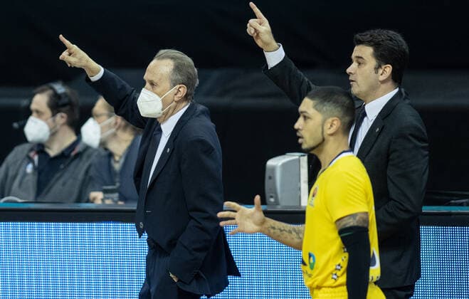 20 01 2021, Berlin, Basketball, MagentaSport BBL Pokal, Preliminary Round, 1 Matchday, Mercedes Benz Arena ALBA Berlin Basketball Loewen Braunschweig ALBAs Head Coach Aito Garcia Reneses l r , Peyton Siva and Co Coach Israel Gonzalez stand gesticulating on the sidelines ALBA Berlin Loewen Braunschweig