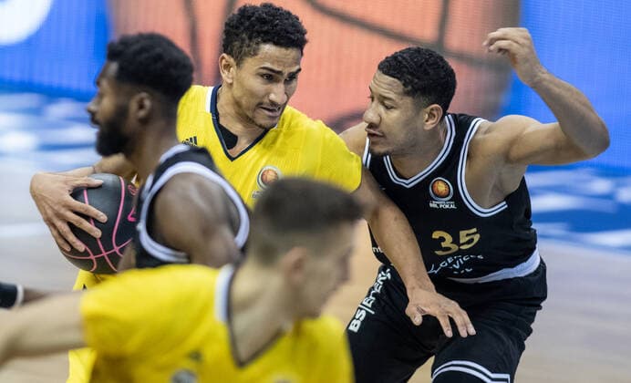20 01 2021, Berlin, Basketball, MagentaSport BBL Cup, Preliminary Round, 1 Matchday, Mercedes Benz Arena ALBA Berlin Basketball Loewen Braunschweig ALBAs Maodo Lo l fights for the ball against Loewen Braunschweigs Karim Jallow ALBA Berlin Loewen Braunschweig